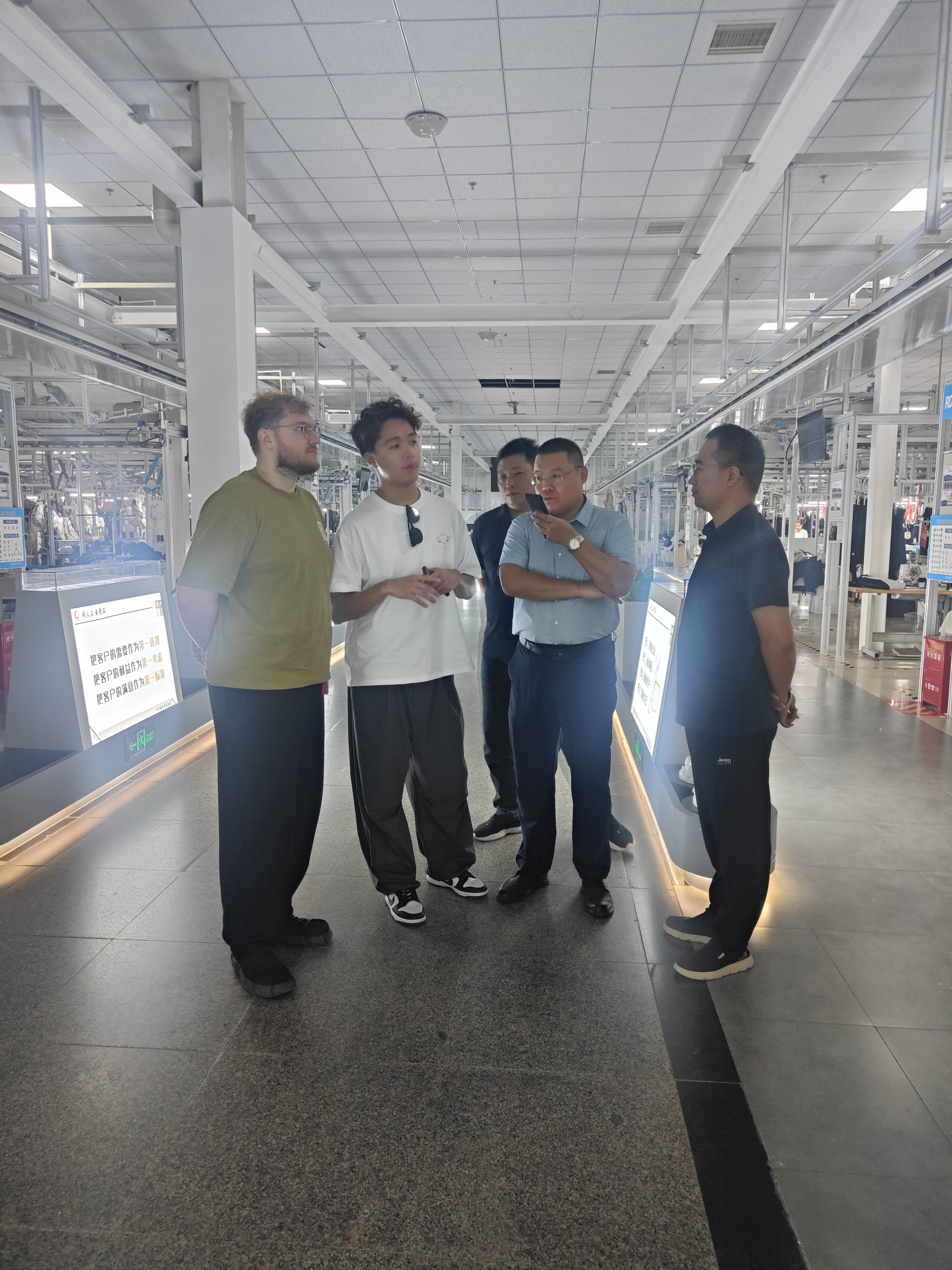 Finally, the delegation visited the garment factory to inspect the integrated production process including pattern making, precision cutting, sewing, pressing & quality inspection and finished product packaging. Our team introduced the company’s capabilities in garment customization, mass production and pattern optimization. We are able to undertake customized orders of various apparel categories and support flexible production for both small and bulk orders to precisely meet diversified demands of overseas markets. The clients carefully examined the stitching, workmanship details and finished quality of garments. They fully affirmed our mature garment manufacturing technology, standardized assembly line management and rigorous quality control system.