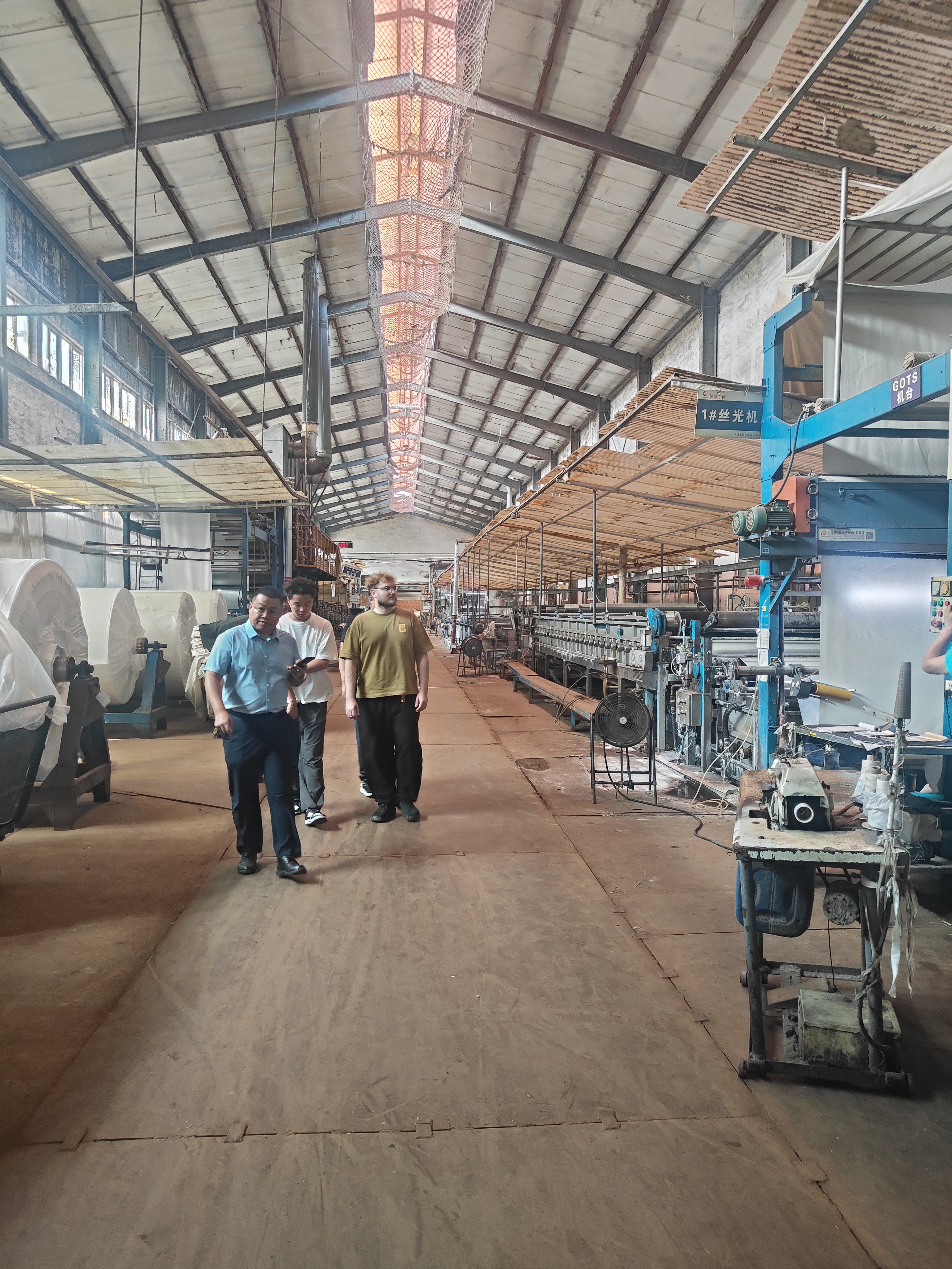 At the printing & dyeing plant, the clients focused on inspecting deep processing procedures including fabric dyeing, setting and functional finishing. Our team elaborated on the enterprise’s eco-friendly printing and dyeing production system, new dyeing technologies, color difference control and color fastness guarantee techniques. All production processes are implemented in strict accordance with export environmental standards, fully complying with market access requirements of Russia. The clients viewed finished dyed and printed fabric samples on site, and spoke highly of the color texture, craftsmanship precision and eco-friendly production model.